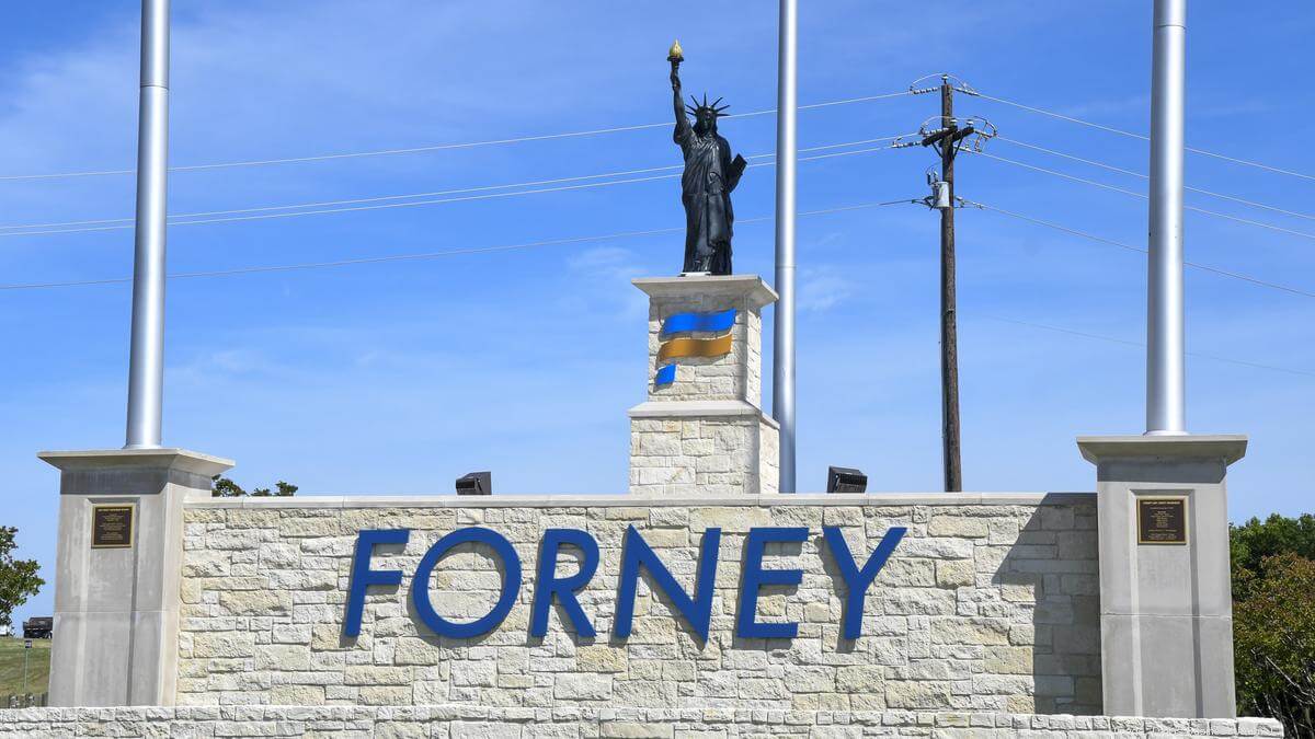 Forney Texas Sign and Flags (1)